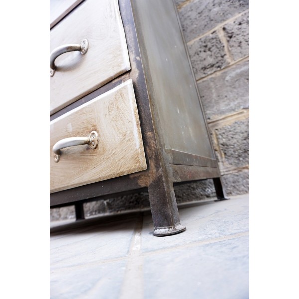 Industrielles Sideboard mit antikem Finish