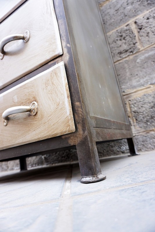 Industrieschrank mit Antik-Finish