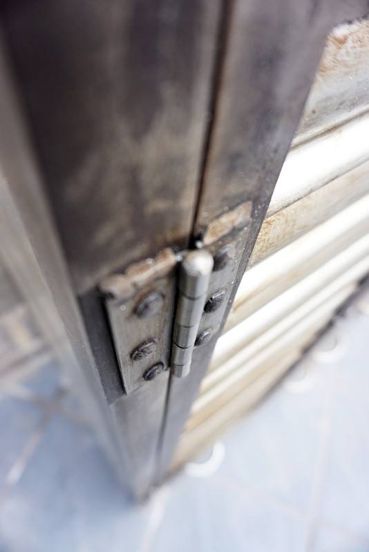 Industrieschrank mit Antik-Finish