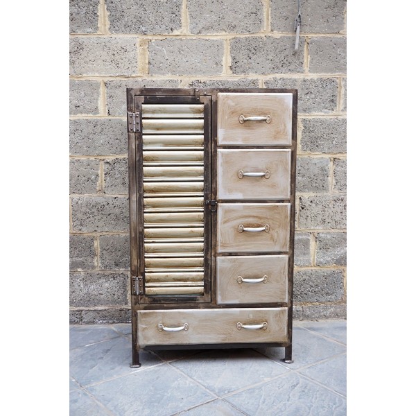Industrielles Sideboard mit antikem Finish