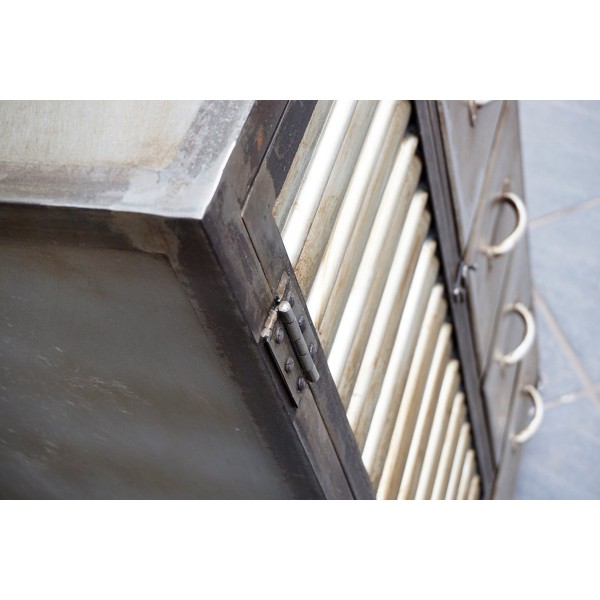 Industrielles Sideboard mit antikem Finish