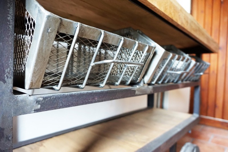 Industrieller Beistelltisch in natürlicher Ausführung