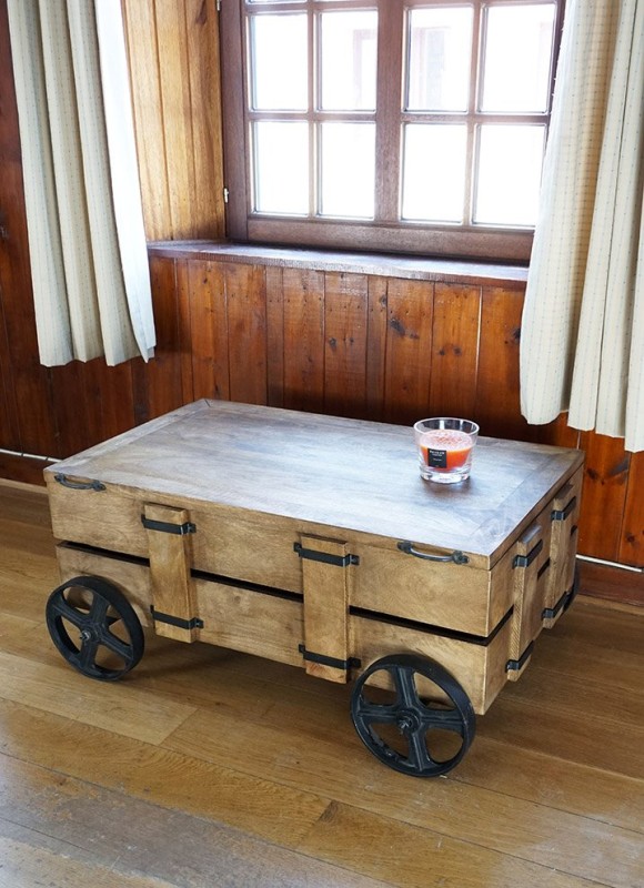 Industrieller Couchtisch Truhe