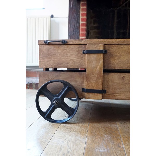 Industrieller Couchtisch Truhe