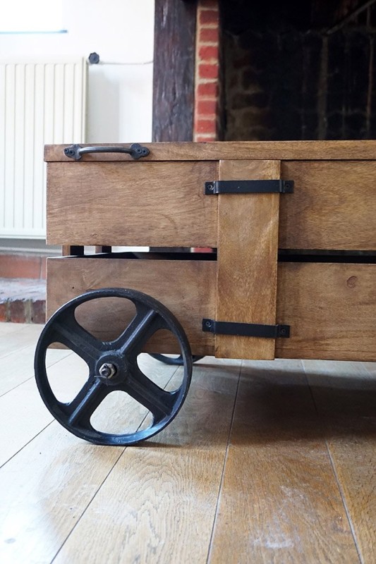 Industrieller Couchtisch Truhe
