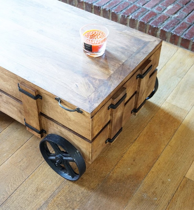 Couchtisch aus Massivholz mit Metallrollen und Stauraumtruhe