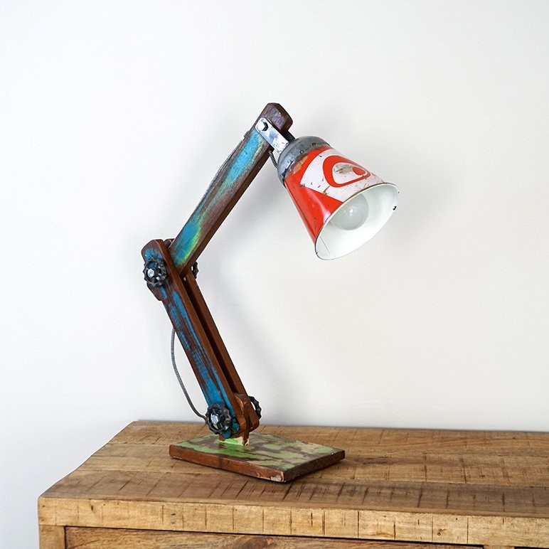 Industrielle recycelte Tischlampe