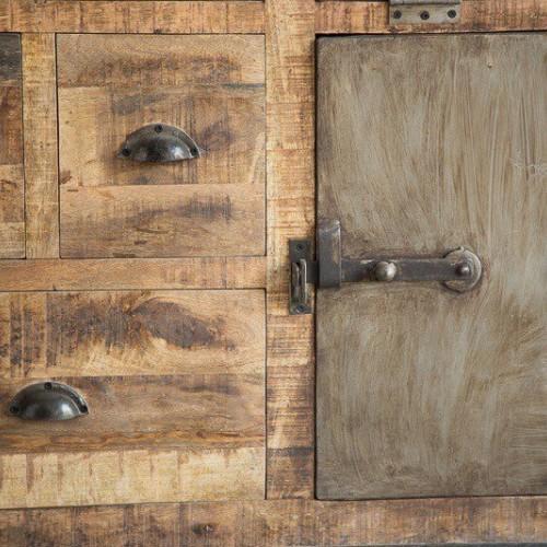 Industrielles Sideboard mit Türen in antikem Finish