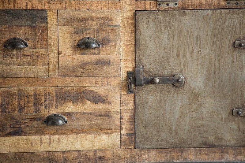 Industrielles Sideboard mit Türen in antikem Finish
