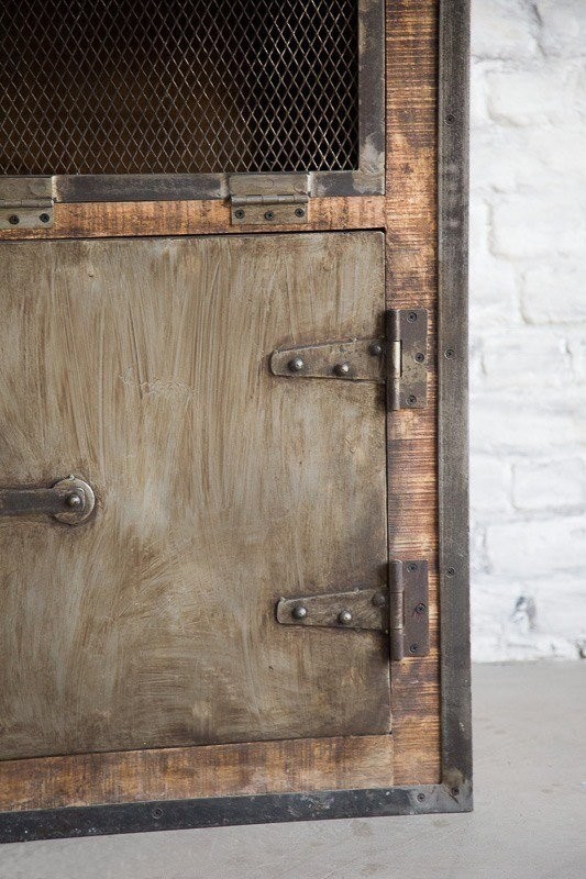 Industrielles Sideboard mit Türen in antikem Finish
