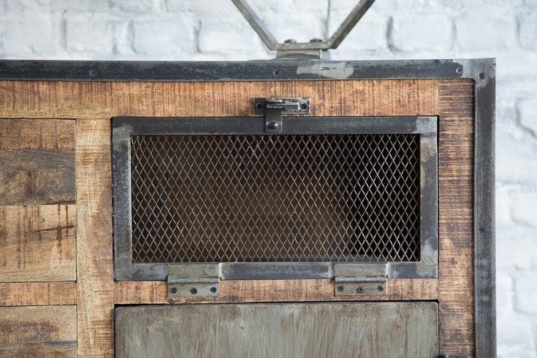 Industrielles Sideboard mit Türen in antikem Finish