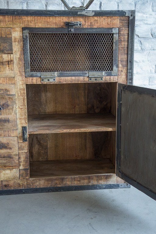 Industrielles Sideboard mit Türen in antikem Finish