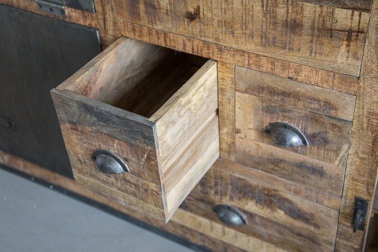 Industrielles Sideboard mit Türen in antikem Finish