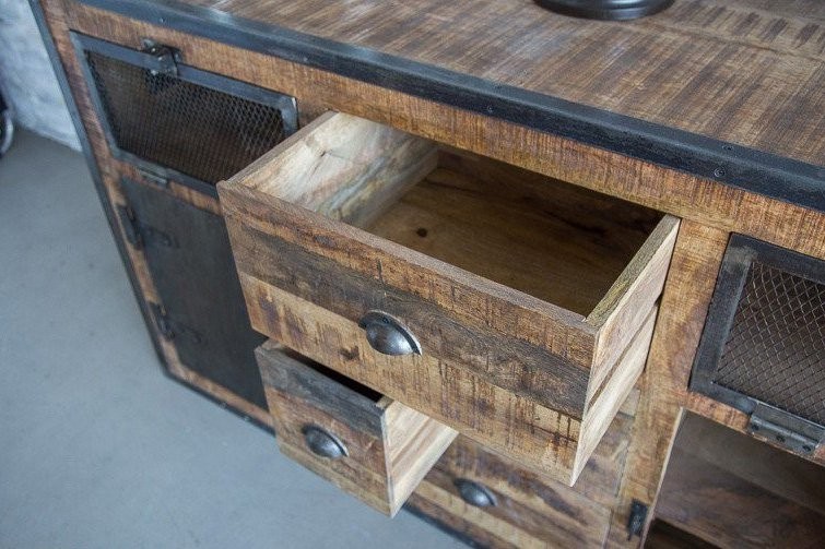 Industrielles Sideboard mit Türen in antikem Finish