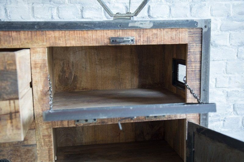Industrielles Sideboard mit Türen in antikem Finish