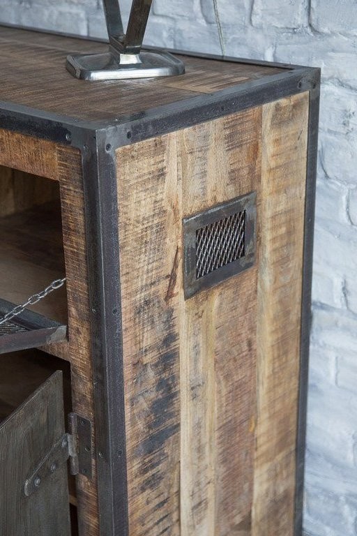 Industrielles Sideboard mit Türen in antikem Finish