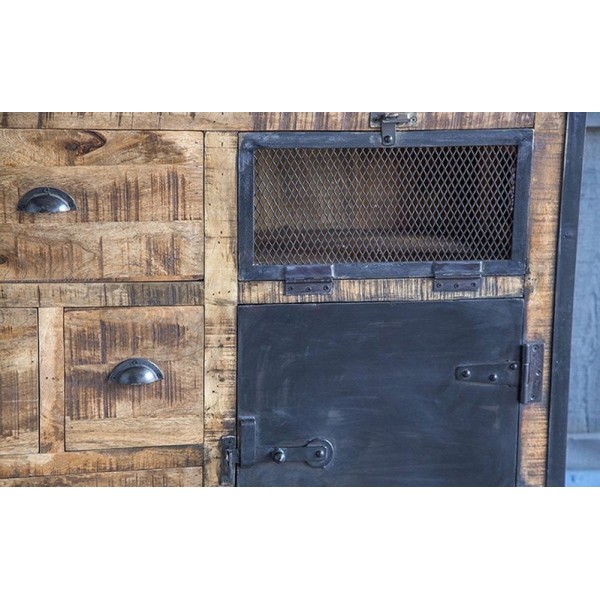 Industrielles Sideboard mit Türen in Karbonoptik