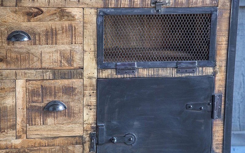 Industrielles Sideboard mit Türen in Karbonoptik