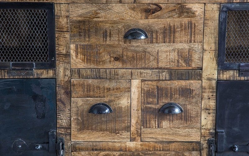 Industrielles Sideboard mit Türen in Karbonoptik