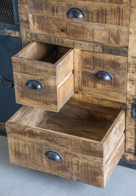 Industrielles Sideboard mit Türen in Karbonoptik