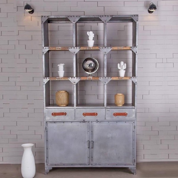 Großer industrieller Geschirrschrank mit natürlichem Finish