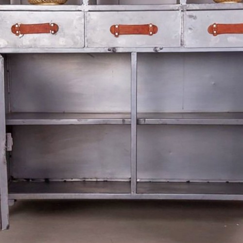 Großer industrieller Geschirrschrank mit natürlichem Finish