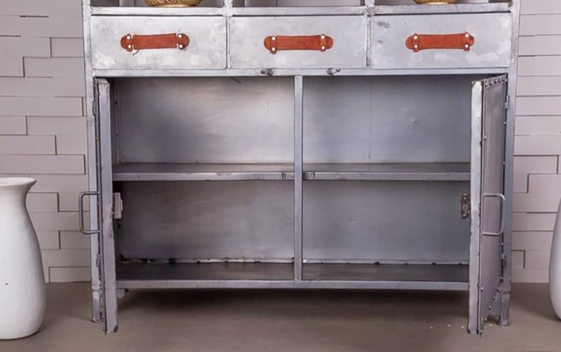 Industrieller Geschirrschrank mit natürlichem Finish