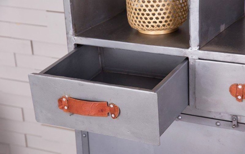 Industrieller Geschirrschrank mit natürlichem Finish