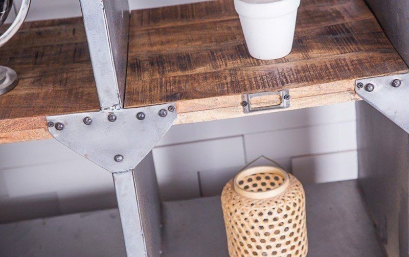 Industrieller Geschirrschrank mit natürlichem Finish