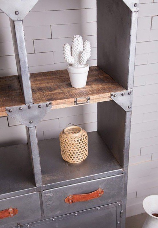 Industrieller Geschirrschrank mit natürlichem Finish