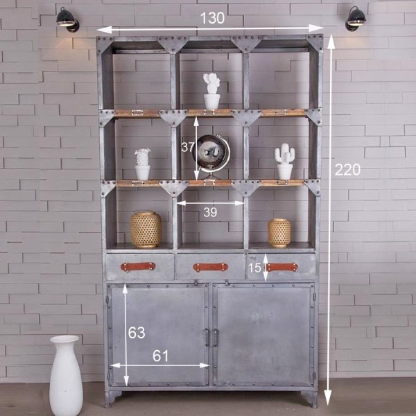 Großer industrieller Geschirrschrank mit natürlichem Finish