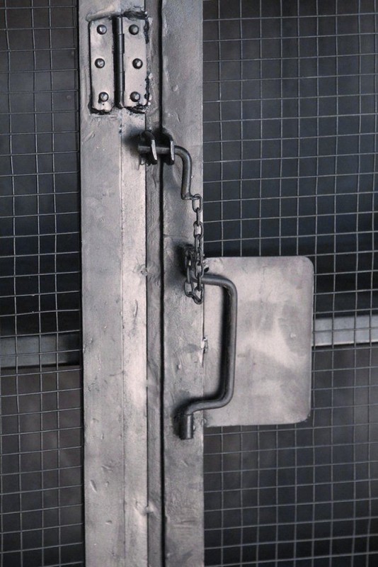 Großer industrieller Geschirrschrank mit Karbon-Finish