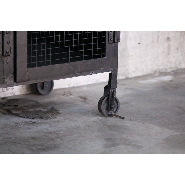 Industrieller Geschirrschrank