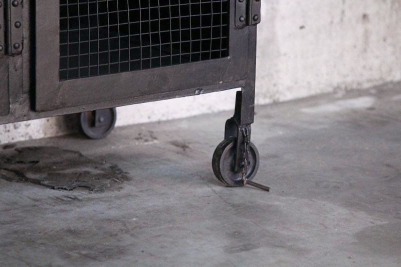 Großer industrieller Geschirrschrank mit Karbon-Finish