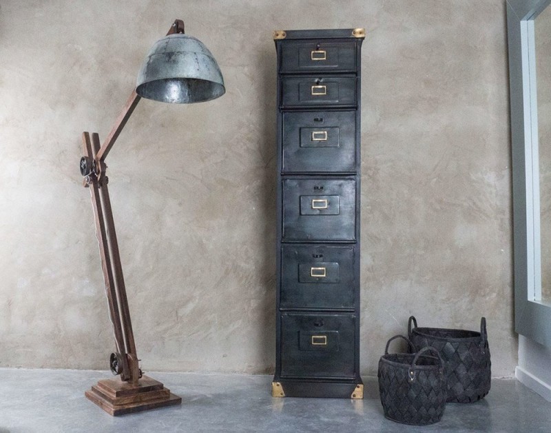 Industrielles Postbotenmöbel in Karbonoptik