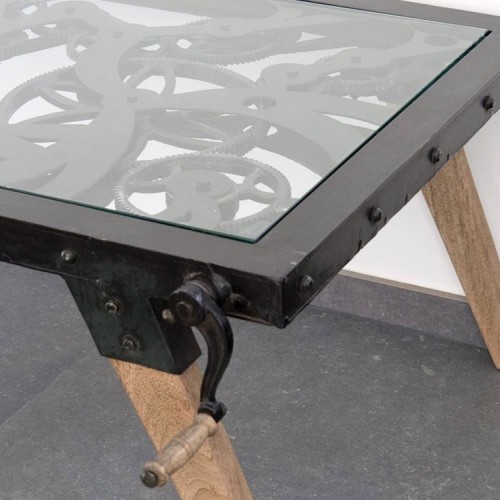 Industrieller Couchtisch mit Zahnrädern