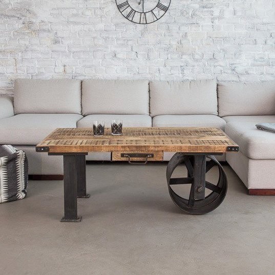 Industrieller Couchtisch mit Karbonrad