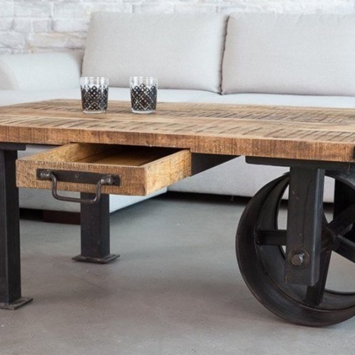 Industrieller Couchtisch mit Karbonrad