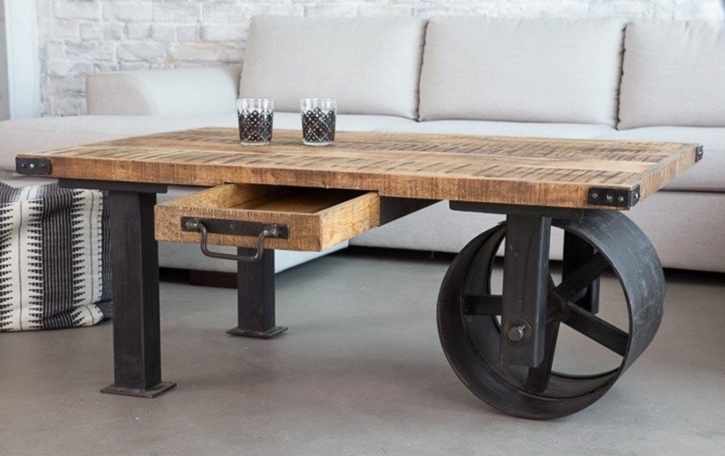 Industrieller Couchtisch mit Karbonrad