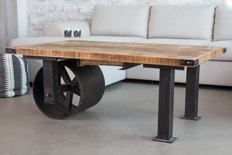 Industrieller Couchtisch mit Karbonrad