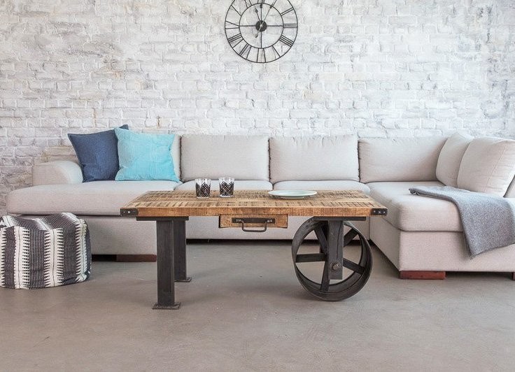 Industrieller Couchtisch mit Karbonrad