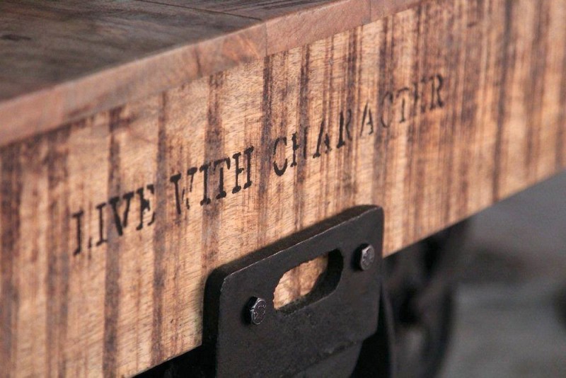 Industrieller Couchtisch aus Massivholz mit Metallrädern