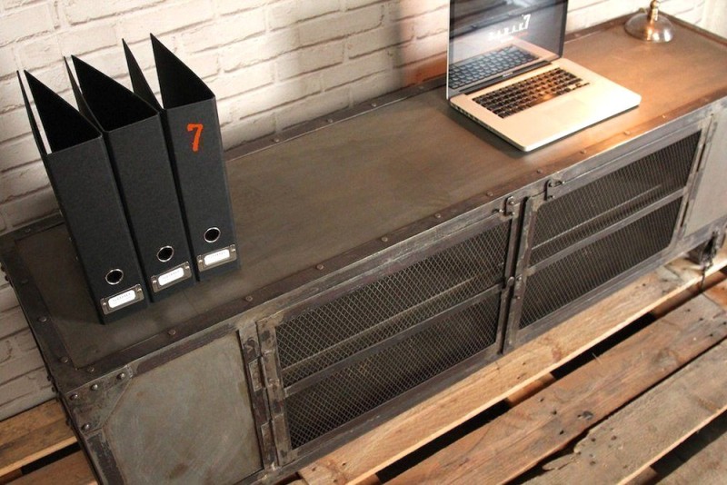 Industrielles TV-Möbel natur