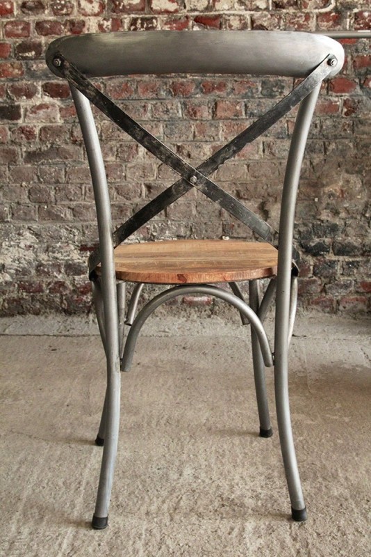 Bistrostuhl aus Holz und Metall