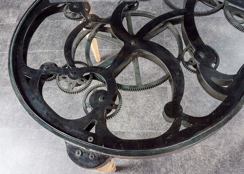 Industrieller Schreibtisch mit Zahnrädern