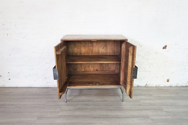 Kleines Buffet aus Holz und Metall im Industriedesign - Chic