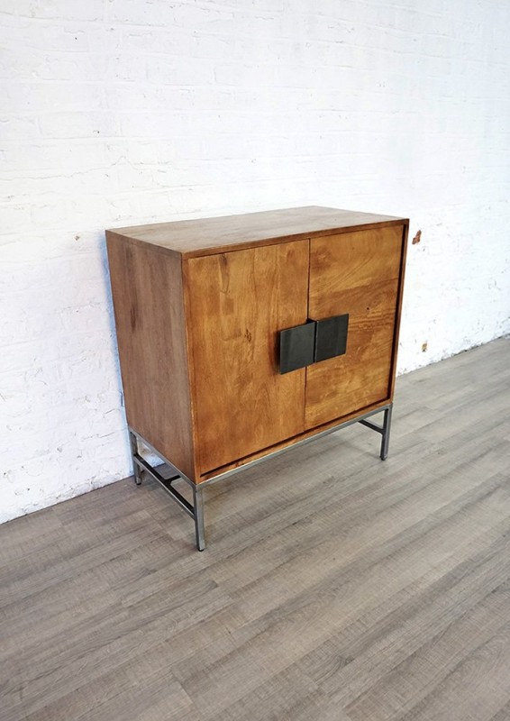 Kleines Buffet aus Holz und Metall im Industriedesign - Chic