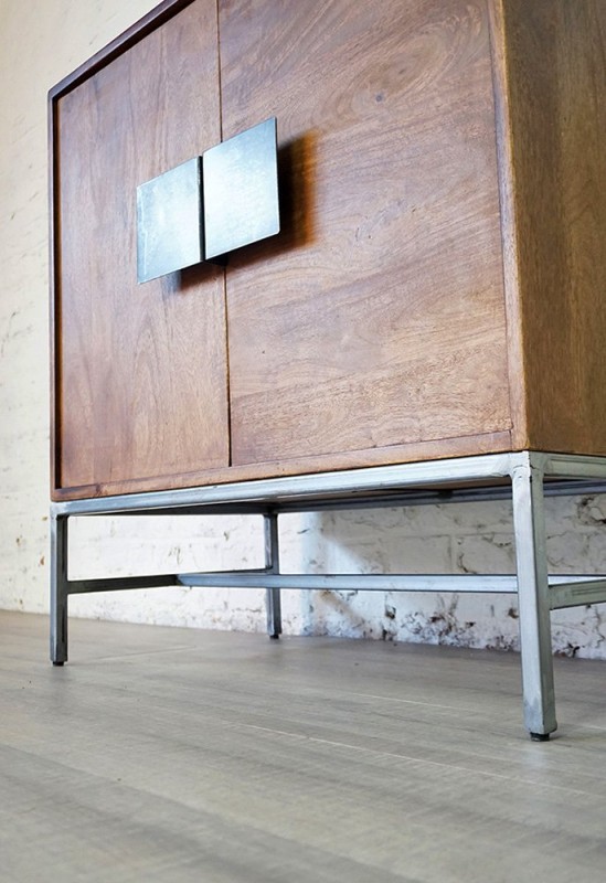Kleines Buffet aus Holz und Metall im Industriedesign - Chic
