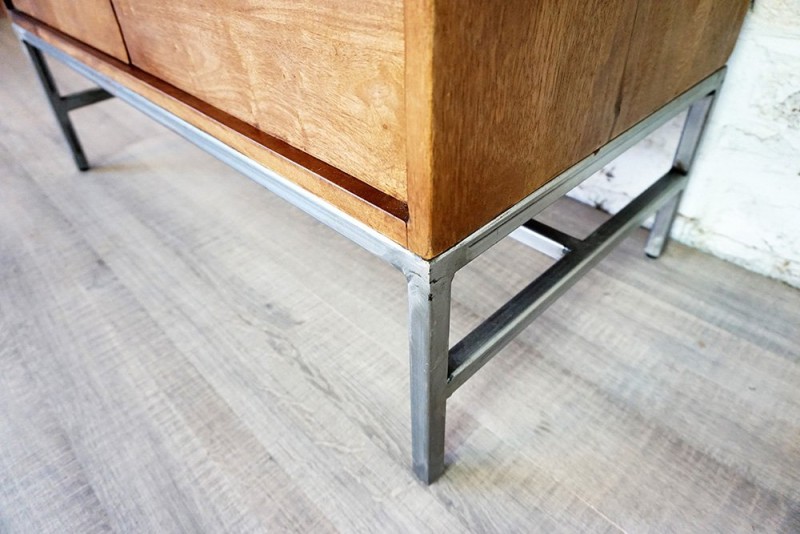 Kleines Buffet aus Holz und Metall im Industriedesign - Chic