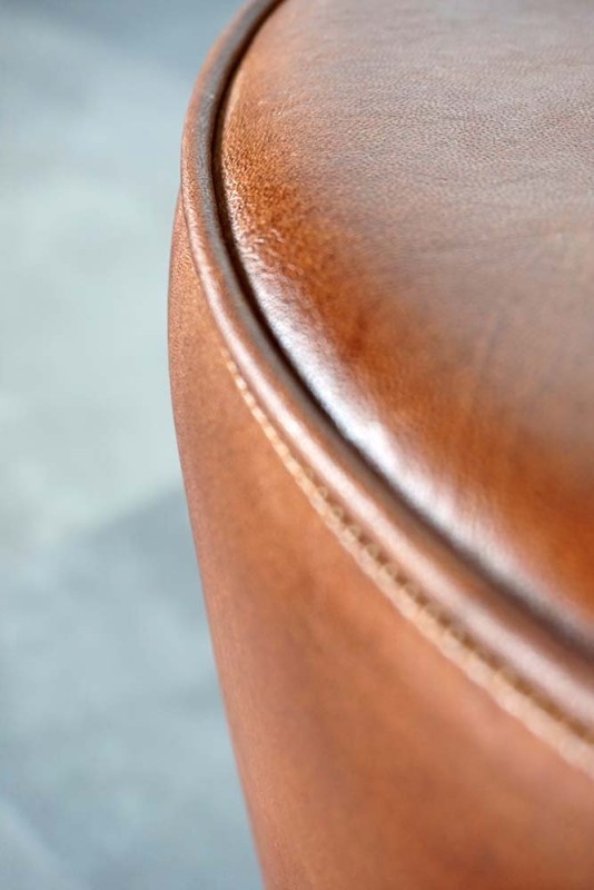 Industrieller Hocker aus Leder "Leitmotiv